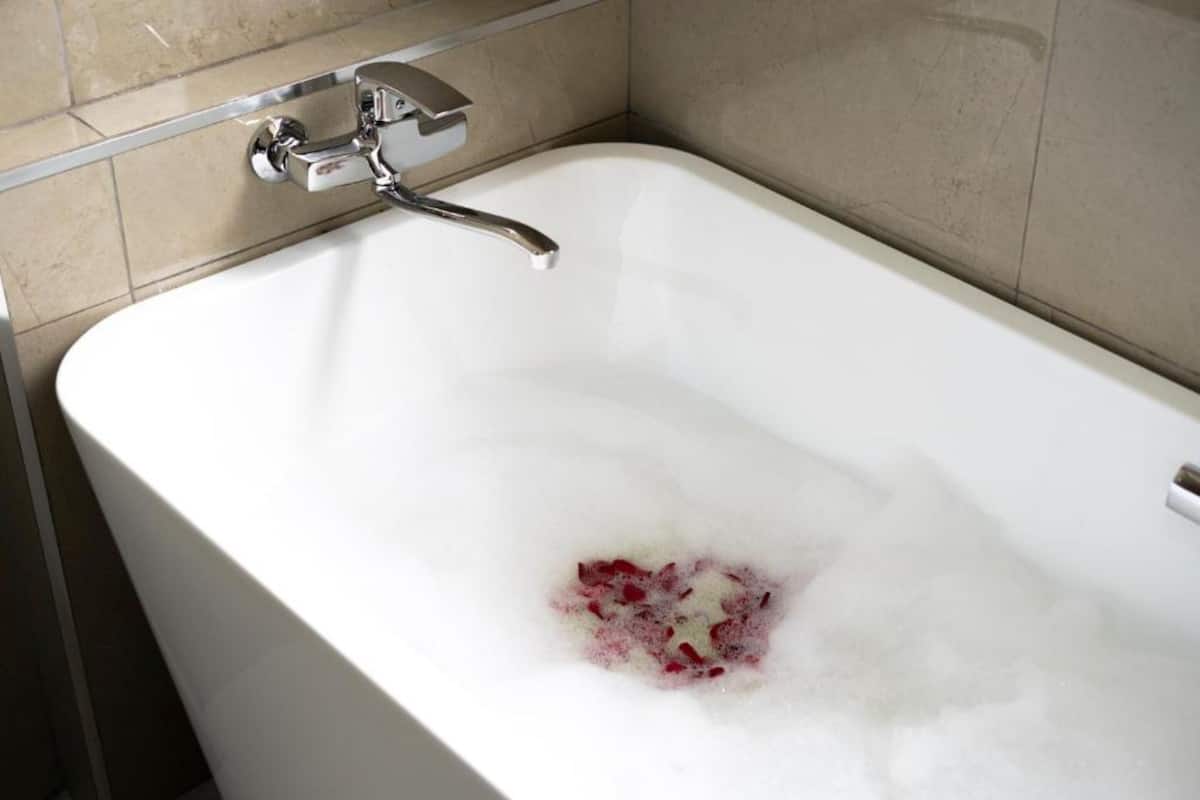 Geniş duş başlığı, ücretsiz banyo/kozmetik ürünleri