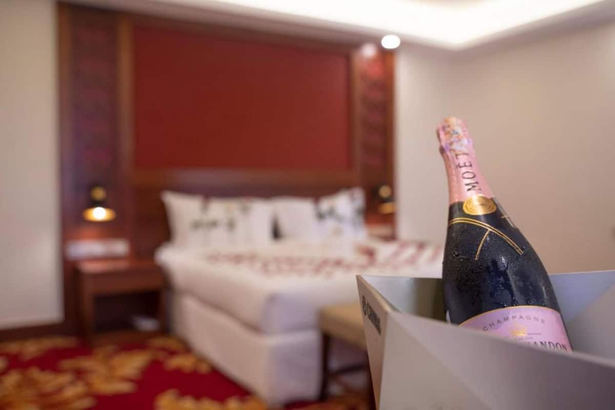 Minibar, masa, dizüstü bilgisayar çalışma alanı