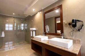 Rainfall showerhead, free toiletries, hair dryer, bathrobes - Hermosa Garden Hotel (Nairobi)