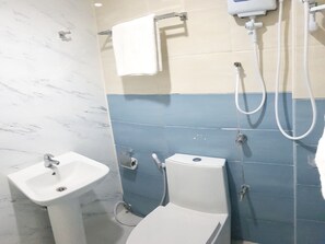 Deluxe Double Room | Bathroom - Fap Executive Hotel (Puerto Galera)