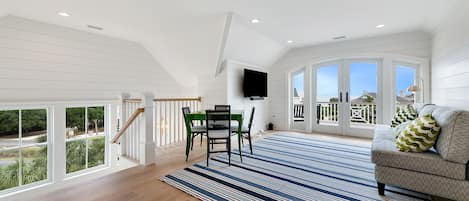 Smart TV, fireplace, video games, table tennis