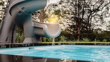 Una piscina al aire libre, una piscina climatizada