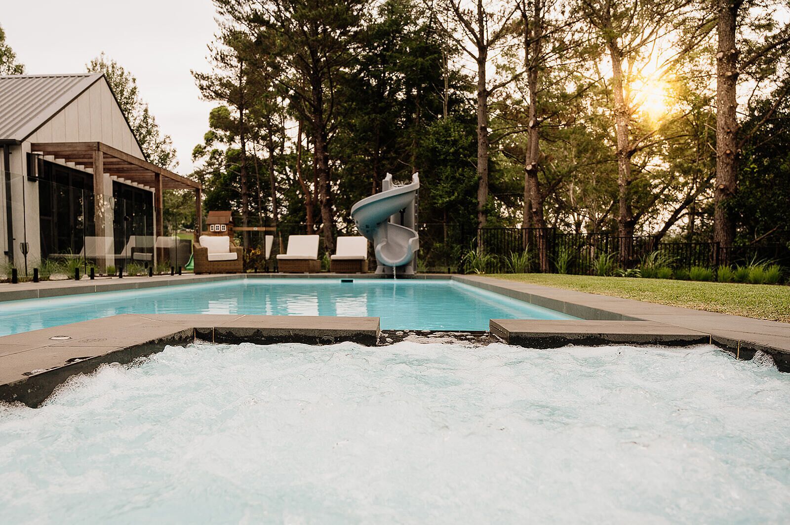 Een buitenzwembad en een verwarmd zwembad