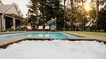 Een buitenzwembad en een verwarmd zwembad