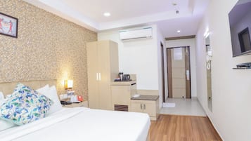 Club Room | Egyptian cotton sheets, premium bedding, desk, laptop workspace