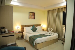 Deluxe Double or Twin Room, 1 King Bed, City View | Egyptian cotton sheets, premium bedding, desk, laptop workspace