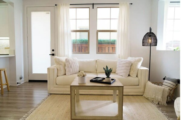 Smart TV, books - Modern Designer Home w/ King Bed - 30 minutes to all the theme parks! (Azusa)