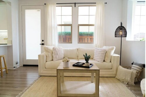 Modern Designer Home w/ King Bed - 30 minutes to all the theme parks!