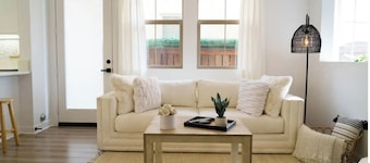 Modern Designer Home w/ King Bed - 30 minutes to all the theme parks!