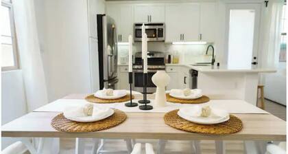 Modern Designer Home w/ King Bed - 30 minutes to all the theme parks!