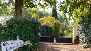 A gated entrance with a sign indicating 'Gates Domaine du Roc'. - Air-conditioned, garden, private heated pool, pets welcome.  (Eyraud-Crempse-Maurens)