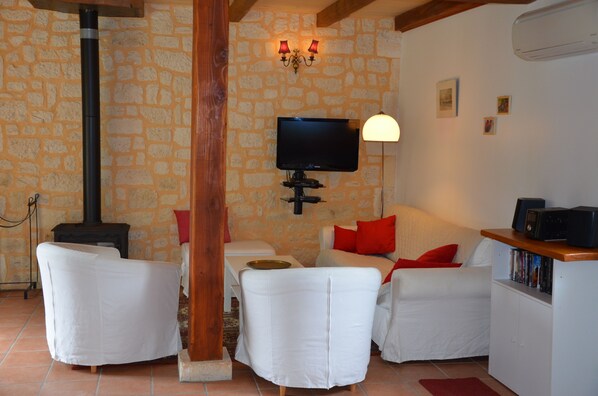 Fernseher, Kamin, DVD-Player, Tischtennisplatte