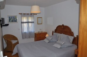 3 chambres, fer et planche à repasser, lit de bébé portatif