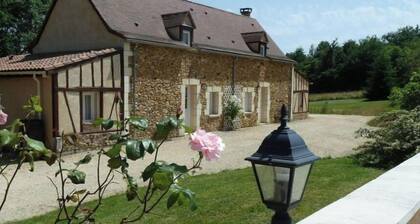 Air-conditioned, garden, private heated swimming pool, pets allowed