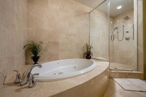 Dusche, Whirlpool, Handtücher