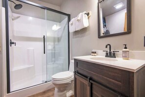 Een douche, een haardroger, handdoeken, zeep