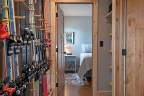 1 habitación, tabla de planchar con plancha, wifi gratis y ropa de cama 