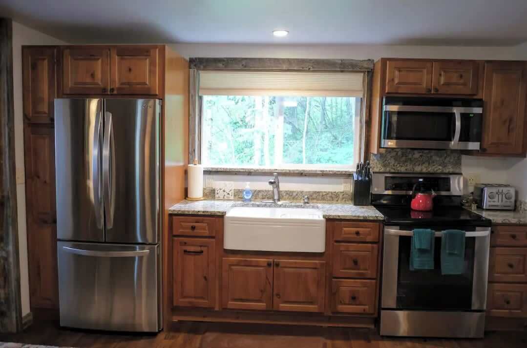 Frigorífico, microondas, horno y placa de cocina