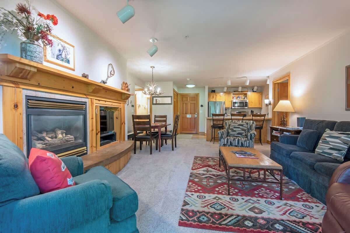 Smart TV, fireplace, books, stereo