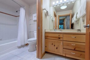 Badkar/dusch, hårtork, handdukar och tvål