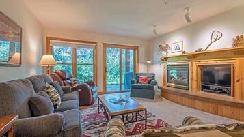 智能电视、壁炉、书、立体声音响