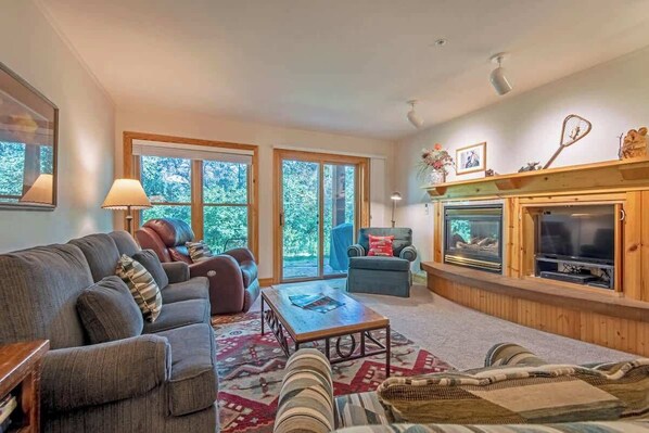Smart TV, fireplace, books, stereo - Biggest 2 bedroom @ Teton Creek Resort - Hot Tub! (Driggs)