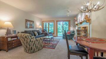 Smart TV, fireplace, books, stereo