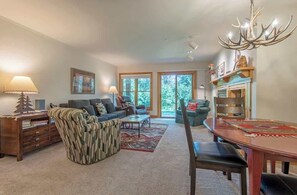 Televisor intel·ligent, llar de foc, llibres i estèreo 