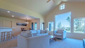 Smart TV, fireplace, books, offices - Teton Homestead: Bunkbeds, Private Deck, Targhee (Driggs)