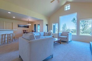 Smart TV, fireplace, books, offices - Bunkbeds, Private Back Deck near Grand Targhee (Driggs)