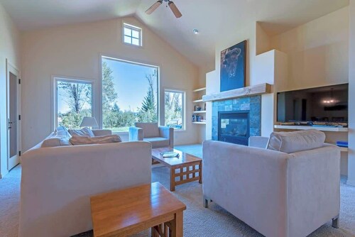 Teton Homestead: Bunkbeds, Private Deck, Targhee