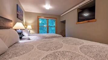 2 bedrooms, iron/ironing board, free WiFi, bed sheets