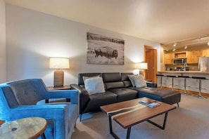 Smart TV, fireplace, books - Teton Homestead: Modern Corner Top Unit + Hot Tub (Driggs)