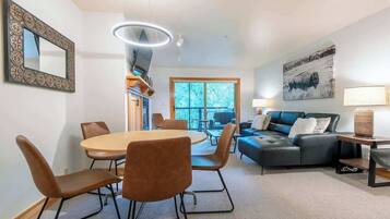 Una Smart TV, una chimenea, libros