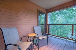 Terrace/patio - Teton Homestead: Modern Corner Top Unit + Hot Tub (Driggs)