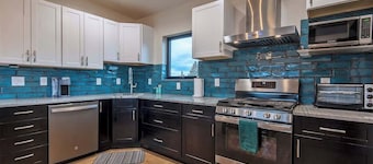 Downtown - Centrally located to Parks & Resorts