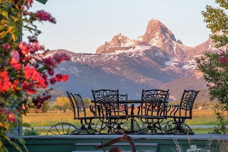 Speisen im Freien. Teton Homestead: Western Cabin w/ Hot Tub & Views