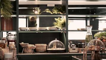 TĂ€gliches FrĂŒhstĂŒcksbuffet (18 EUR pro Person)