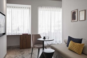 Suite, non-fumeurs, terrasse (Lycabettus View) | Minibar, coffres-forts dans les chambres, bureau