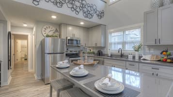 Frigorífico, microondas, horno y placa de cocina