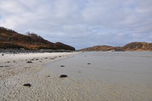 A beach with a sandy shore and rocky outcrops. - Lochside with beach access uninterrupted views of spectacular Highland Mountains (Fort William)