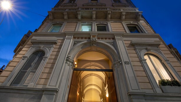 A historic building with a grand entrance, large windows, and classical architectural details. - Daplace - Corso Monforte Suites (Milan)