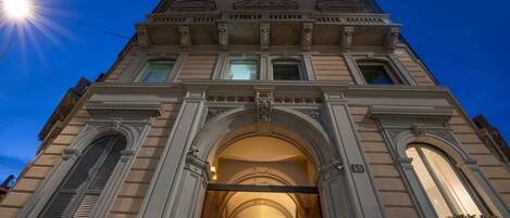 Vista frontal de la propiedad