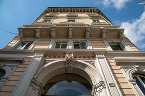Front of property - Daplace - Corso Monforte Suites (Milan)