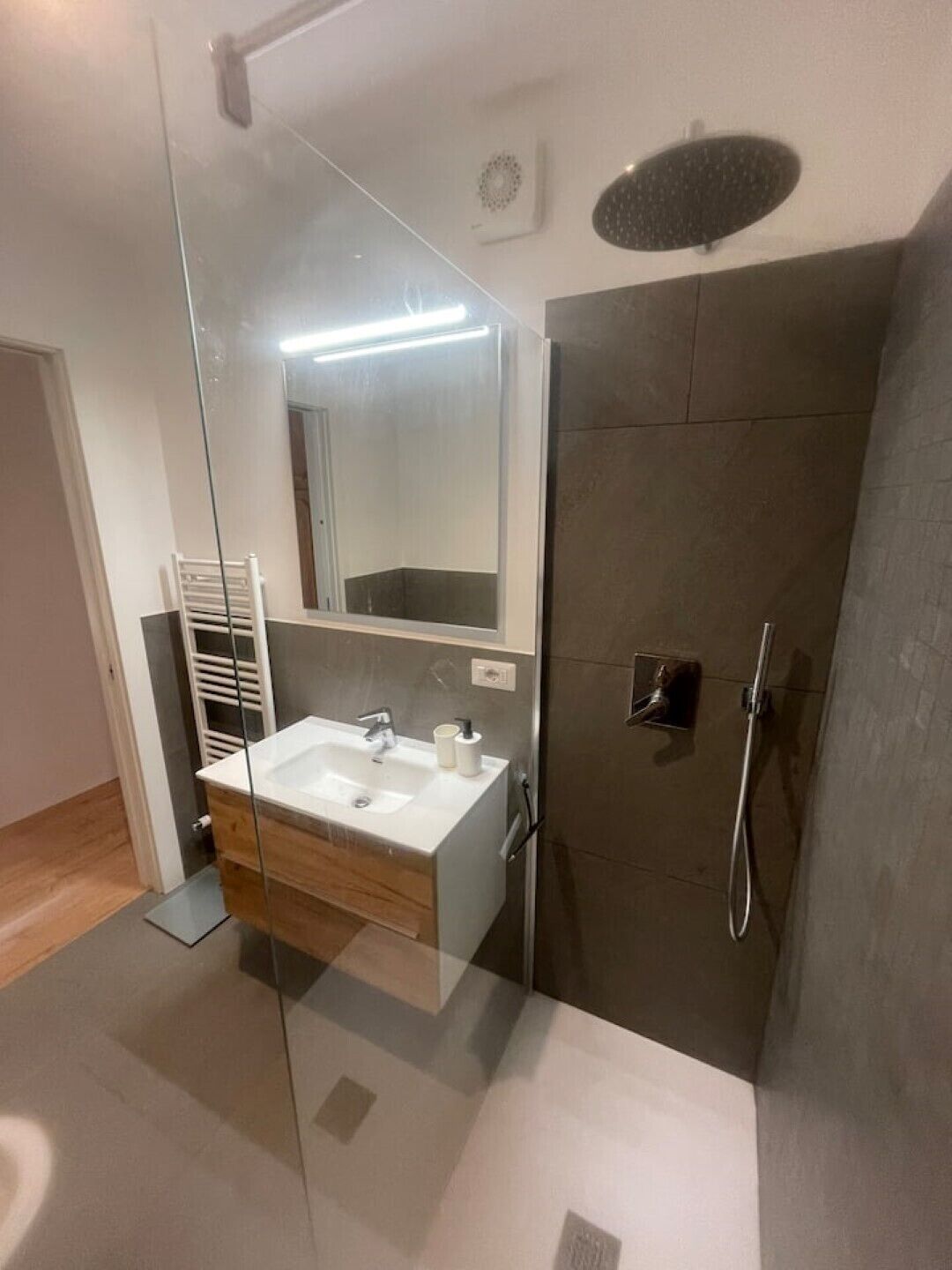 Bathtub, bidet