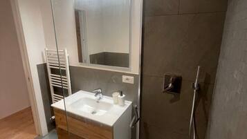 Bathtub, bidet