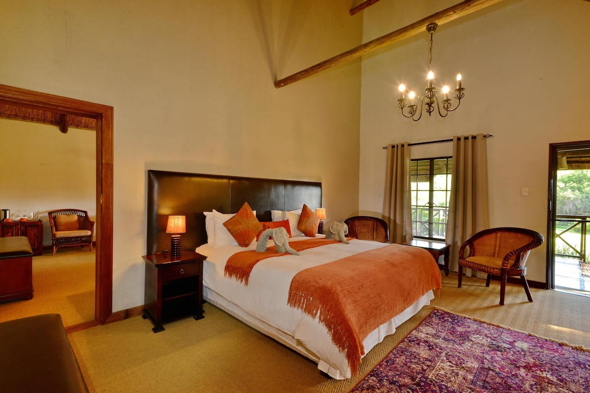 Habitación de lujo, 1 cama de matrimonio grande, vistas al jardín | Minibar y ropa de cama