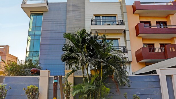 Un immeuble moderne à plusieurs étages, doté de balcons et de grandes fenêtres.