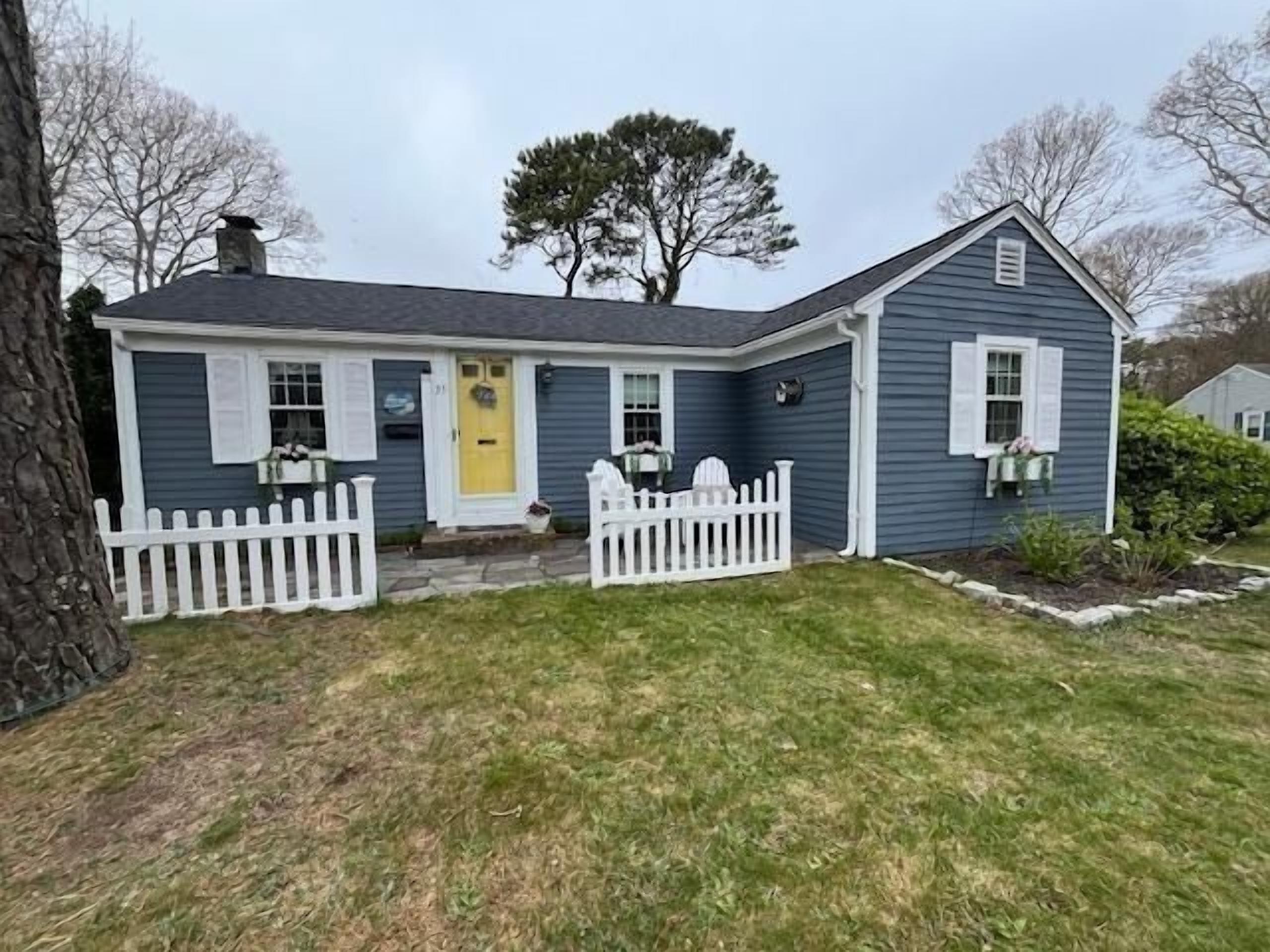 Cute Cape House! 2Bd, 1Bth with AC in a Great Location