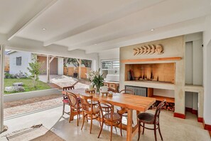 Outdoor dining - 78 Beach Road | Oceanfront | Small pool | Sea view (Kleinmond)